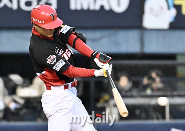 2일오후 서울잠실야구장에서진행된'2026KBO리그'LG 트윈스와KIA 타이거즈의경기. 기아 박민이 2회초 2사 2루서 1타점 안타를 터뜨리고 있다./마이데일리