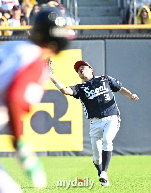 22일 오후 서울 잠실야구장에서 진행된 '2025 프로야구 KBO리그' LG트윈스와 두산베어스의 경기. 두산 정수빈이 3회말 1사 만루서 오스틴의 타구를 잡아내고 있다./마이데일리