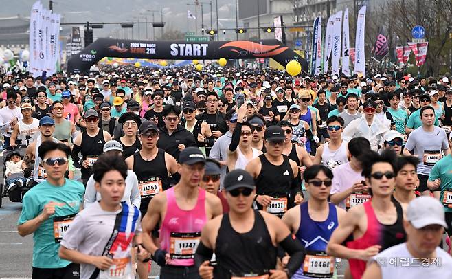 5일 오전 서울 종로구 광화문광장에서 열린 ‘2026 더 레이스 서울 21K’ 마라톤 대회에서 참가자들이 힘차게 출발하고 있다. 임세준 기자