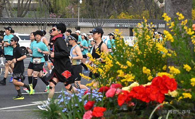 5일 오전 서울 종로구 광화문광장에서 열린 ‘2026 더 레이스 서울 21K’ 마라톤 대회에서 참가자들이 힘차게 코스를 달리고 있다. 임세준 기자