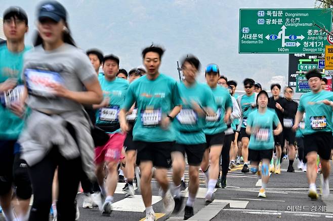 5일 오전 서울 종로구 광화문광장에서 열린 ‘2026 더 레이스 서울 21K’ 마라톤 대회에서 참가자들이 힘차게 코스를 달리고 있다. 임세준 기자