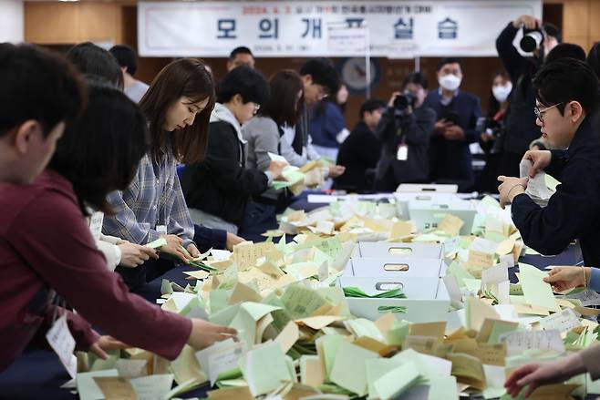 지난달 31일 서울시선거관리위원회에서 제9회 전국동시지방선거 대비 모의개표가 진행되고 있다. [연합]