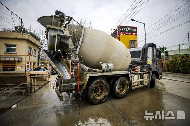 [서울=뉴시스] 정병혁 기자 = 중동사태 장기화로 석유화확 원료인 나프타 재고가 급감하며 건설업계도 예의주시를 하고 있는 가운데 30일 서울의 레미콘 공장에서 믹서트럭이 이동하고 있다. 2026.03.30. jhope@newsis.com