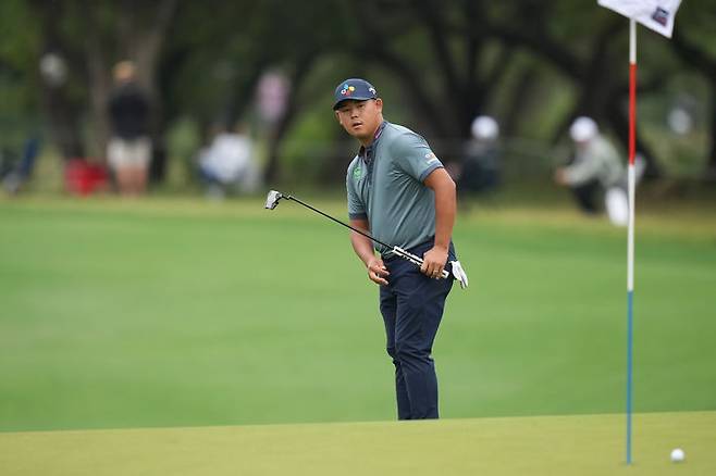 [샌안토니오=AP/뉴시스] 김시우가 2일(현지 시간) 미 텍사스주 샌안토니오 TPC 샌안토니오 오크스에서 열린 미국프로골프(PGA) 투어 발레로 텍사스 오픈 첫날 12번 그린에서 퍼트 후 타구를 바라보고 있다. 김시우는 2언더파 70타를 기록했다. 2026.04.03.