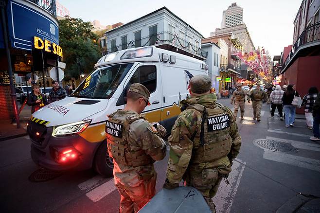 [뉴올리언스=AP/뉴시스] 2025년 12월 30일 미 루이지애나주 뉴올리언스 프렌치쿼터의 버번 스트리트에서 새해맞이 행사를 앞두고 보안 강화를 위해 투입된 주 방위군이 순찰하고 있다. 루이지애나주에서는 라오스 신년 축제가 열린 4월4일에도 차량 돌진사고가 일어나 15명의 부상자가 발생했지만 고의 공격은 아니라고 발표되었다.  2026. 04. 05.