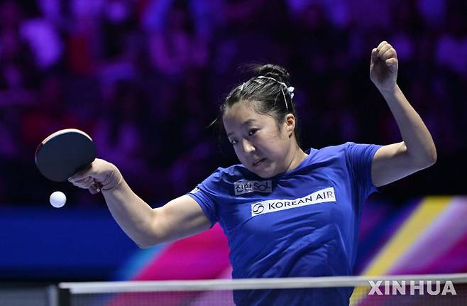 [마카오=신화/뉴시스] 신유빈(13위)이 4일(현지 시간) 중국 마카오에서 열린 2026 국제탁구연맹(ITTF) 남녀 월드컵 여자 단식 8강전에서 천싱퉁(3위·중국)과 경기하고 있다. 신유빈이 4-1(11-8 9-11 12-10 11-0 11-9)로 승리하고 한국 여자 선수로는 처음으로 단식 4강에 올랐다. 2026.04.05.