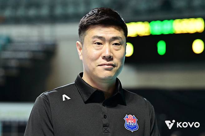 [서울=뉴시스] 여자 프로배구 한국도로공사 김영래 감독대행이 5일 서울 장충체육관에서 열리는 GS칼텍스와의 진에어 2025~2026 V-리그 여자부 챔피언결정전(5전3선승제) 3차전을 앞두고 선수들의 훈련을 지켜보고 있다. (사진=KOVO 제공) 2026.04.05. *재판매 및 DB 금지