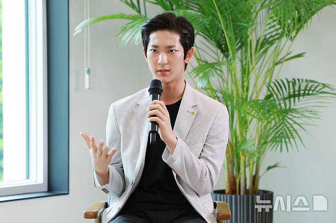 [서울=뉴시스] 고범준 기자 = '로잔발레 콩쿠르'에서 우승한 박윤재 발레리노가 30일 서울 용산 대통령실 파인그라스에서 열린 문화예술계 수상자 간담회에서 발언하고 있다. 2025.06.30. bjko@newsis.com