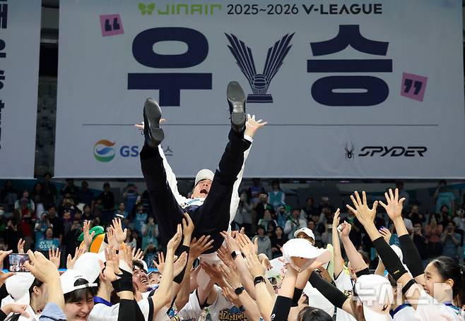 [서울=뉴시스] 이영환 기자 = 5일 오후 서울 중구 장충체육관에서 열린 2025-2026 V-리그 여자부 GS칼텍스와 한국도로공사의 챔피언결정전 3차전, 세트스코어 3-1로 승리해 우승을 차지한 GS칼텍스 이영택 감독이 헹가래를 받고 있다. 2026.04.05. 20hwan@newsis.com