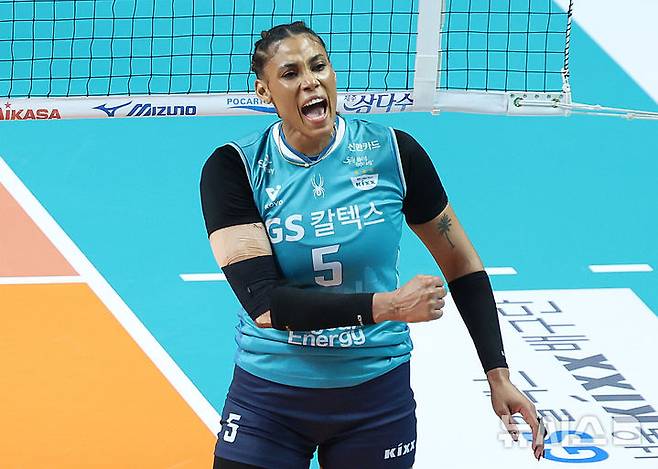 [서울=뉴시스] 이영환 기자 = 5일 오후 서울 중구 장충체육관에서 열린 2025-2026 V-리그 여자부 GS칼텍스와 한국도로공사의 챔피언결정전 3차전, GS 지젤 실바가 득점 후 기뻐하고 있다. 2026.04.05. 20hwan@newsis.com