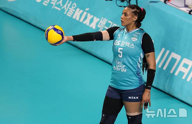 [서울=뉴시스] 이영환 기자 = 5일 오후 서울 중구 장충체육관에서 열린 2025-2026 V-리그 여자부 GS칼텍스와 한국도로공사의 챔피언결정전 3차전, GS 지젤 실바가 서브를 준비 하고 있다. 2026.04.05. 20hwan@newsis.com