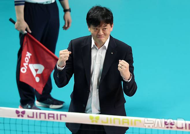 [서울=뉴시스] 이영환 기자 = 5일 오후 서울 중구 장충체육관에서 열린 2025-2026 V-리그 여자부 GS칼텍스와 한국도로공사의 챔피언결정전 3차전, GS 이영택 감독이 주먹을 불끈 쥐고 있다. 2026.04.05. 20hwan@newsis.com