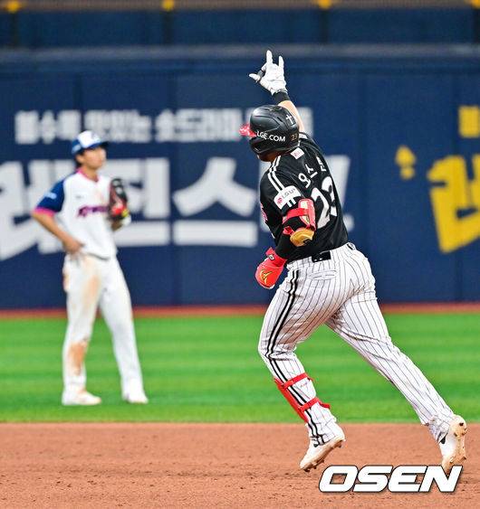 [OSEN=고척, 박준형 기자] 4일 오후 서울 고척스카이돔에서 ‘2026 신한은행 SOL Bank KBO리그’ 키움 히어로즈와 LG 트윈스의 경기가 진행됐다.이날 키움은 하영민을, LG는 임찬규를 선발투수로 내세웠다.  9회초 LG 선두타자 오스틴이 솔로홈런을 날리고 베이스를 돌고 있다.   2026.04.04 / soul1014@osen.co.kr