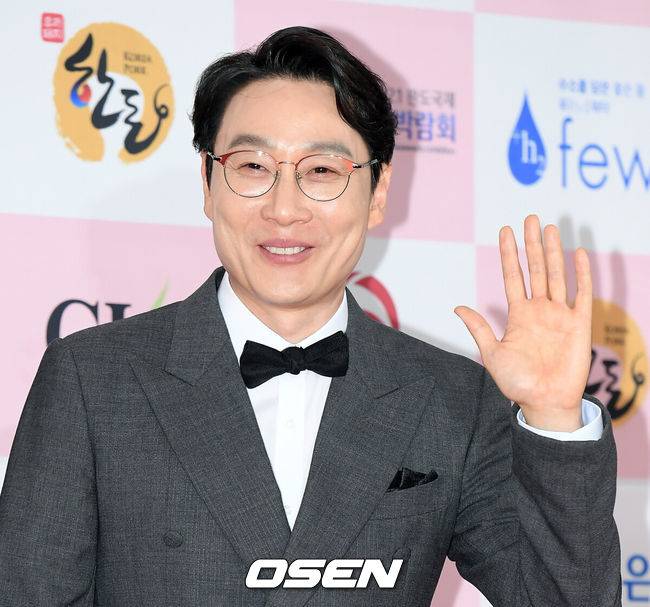 [OSEN=조은정 기자]3일 오후 서울 광진구 그랜드 워커힐 서울에서 제 56회 대종상 영화제(2020) 레드카펫 행사가 열렸다.방송인 이휘재가 포즈를 취하며 레드카펫을 밟고 있다. /cej@osen.co.kr