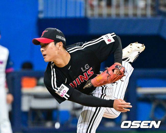 [OSEN=고척, 박준형 기자] LG 트윈스 투수 우강훈이 4일 서울 고척스카이돔에서 열린 키움 히어로즈와 경기에서 5-4로 역전한 8회말 마운드에 올라 역투하고 있다.  2026.04.04 / soul1014@osen.co.kr