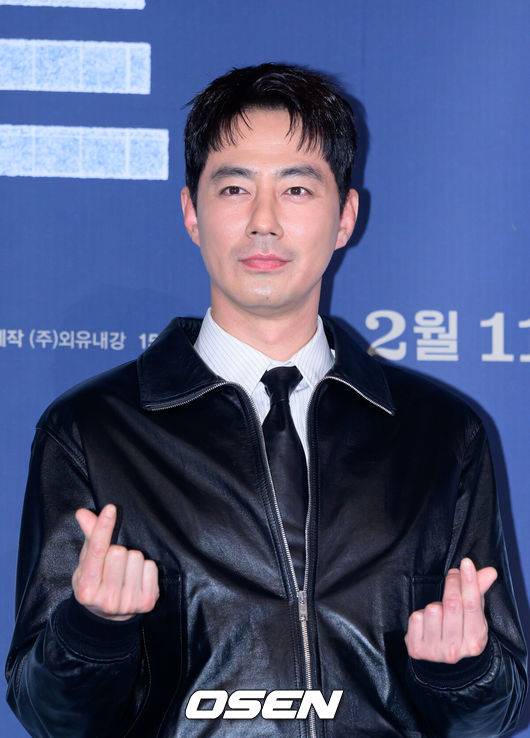 [OSEN=이대선 기자] 4일 오후 서울 CGV 용산아이파크몰에서 영화 '휴민트' 언론시사회가 열렸다.영화 ‘휴민트’는 비밀도, 진실도 차가운 얼음 바다에 수장되는 블라디보스토크에서 서로 다른 목적을 가진 이들이 격돌하는 이야기.배우 조인성이 포토타임을 말하고 있다. 2026.02.04 / sunday@osen.co.kr