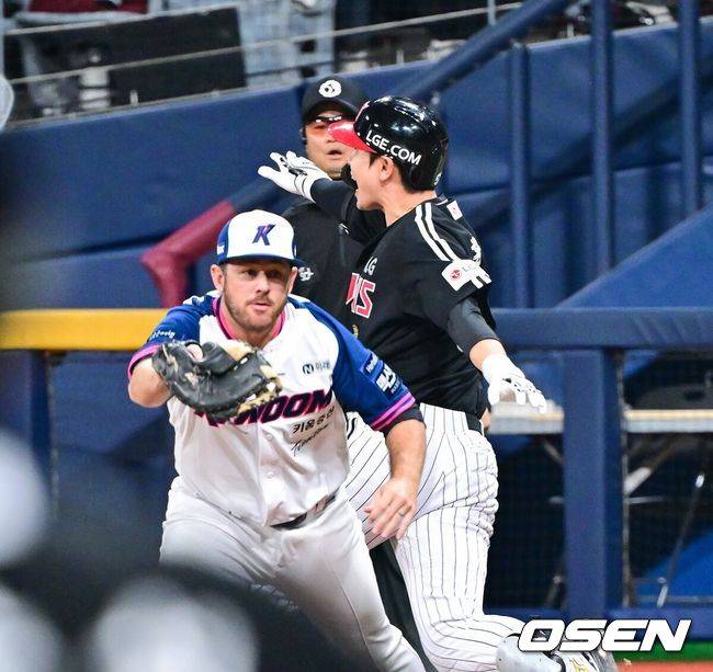 [OSEN=고척, 박준형 기자]8회초 2사 1,3루 LG 홍창기가 역전 1타점 적시타를 날리고 1루에 세이프되고 있다.  2026.04.04 / soul1014@osen.co.kr
