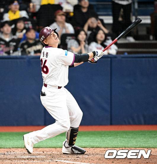 [OSEN=고척, 이대선 기자] 5일 서울 고척스카이돔에서 2026 신한 SOL KBO리그 키움 히어로즈와 LG 트윈스의 경기가 열렸다.이날 키움은 와일스, LG는 톨허스트를 선발로 내세웠다.9회말 무사 만루에서 키움 이형종이 우월 만루 홈런을 치고 있다. 2026.04.05 /sunday@osen.co.kr