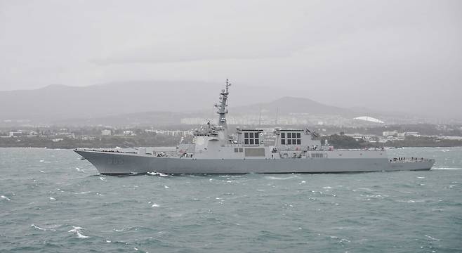 이지스구축함 정조대왕함이 해군제주기지에 접근하고 있다. 세계일보 자료사진
