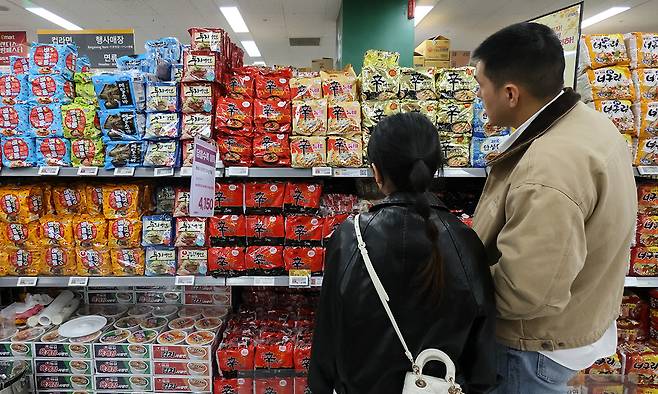 3일 서울 시내 대형마트에서 시민들이 라면을 고르고 있다. 연합뉴스