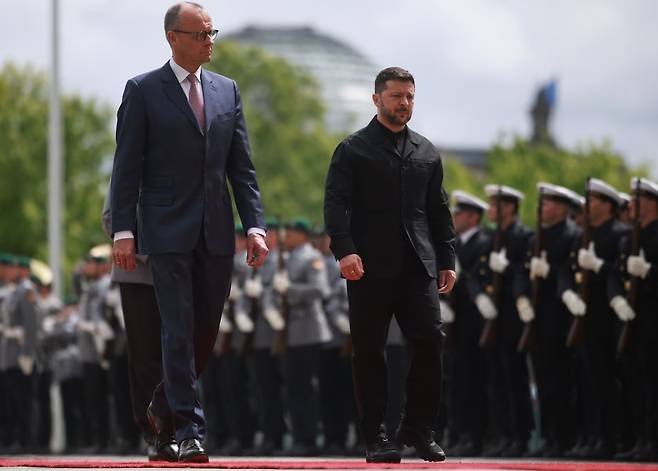 프리드리히 메르츠 독일 총리(왼쪽)가 2025년 5월 베를린을 방문한 볼로디미르 젤렌스키 우크라이나 대통령과 함께 독일군 의장대를 사열하고 있다. EPA연합뉴스