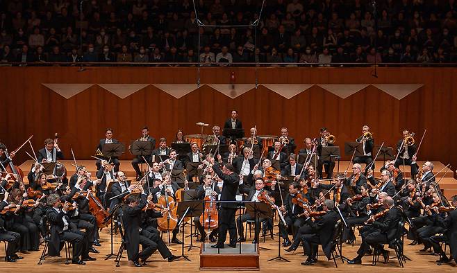 키릴 페트렌코가 이끄는 베를린 필하모닉이 11월 9일 서울 예술의전당 콘서트홀에서 브람스 교향곡 제1번 연주 대단원의 막을 내리고 있다. 세계일보 자료사진