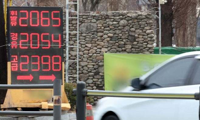 중동 사태 장기화 여파로 국제 유가가 급등하는 가운데 4일 인천의 한 주유소의 기름값 안내 전광판에 휘발류 가격이 2065원을 알리고 있다. 뉴시스
