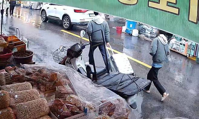 지난달 18일 20대 딸 부부가 50대 어머니의 시신이 담긴 캐리어를 끌고 중구 주거지에서 신천으로 이동하는 모습이 폐쇄회로(CC)TV에 찍혔다. 대구=연합뉴스