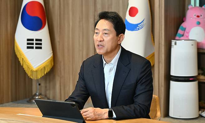 오세훈 서울시장이 5일 서울시청 시장 집무실에서 중동사태 장기화로 인한 서울시민 생활 불안 감소와 생계 안정화 대책 점검을 위한 ‘중동상황 관련 비상경제대책회의’를 주재하고 있다. 서울시 제공