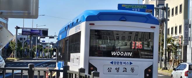 제주도가 도입한 어린이·청소년 무상버스 정책이 시행 7개월 만에 대상자 10명 중 7명이 이용한 것으로 나타났다. 제주 강동삼 기자