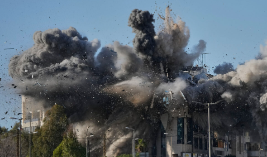 레바논 베이루트 공항 도로 인근 건물이 이스라엘의 공습으로 폭발과 함께 연기가 치솟고 있다. 연합뉴스