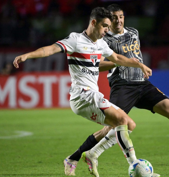 볼을 다투는 오스카르(왼쪽). AFP연합뉴스