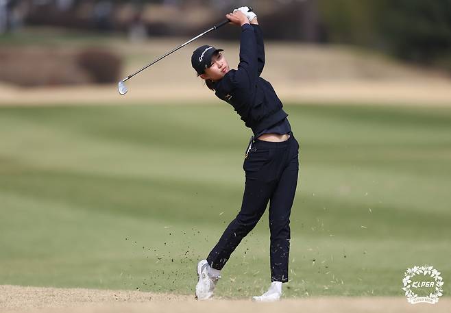 아이언 샷하는 김서아. 사진 제공=KLPGA 투어