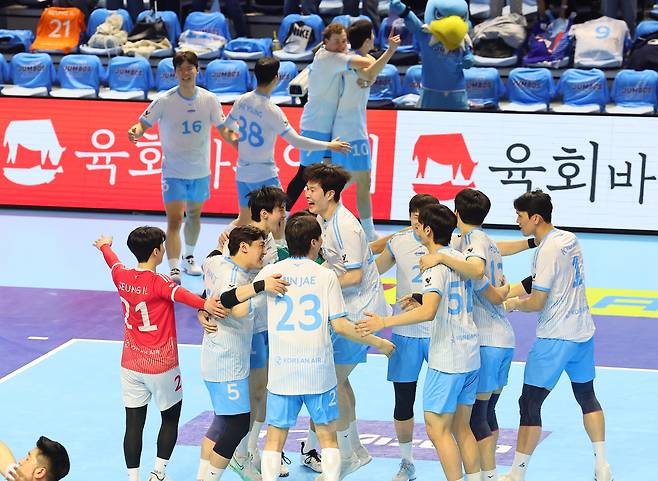 4일 인천 계양체육관에서 열린 프로배구 2025-2026 V리그 남자부 챔피언결정전 대한항공과 현대캐피탈 2차전 경기. 세트 스코어 3-2로 승리한 대한항공 선수들이 기뻐하고 있다. 연합뉴스