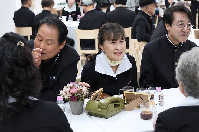 2일 서울 종로구 성균관컨벤션웨딩홀에서 열린 ‘굿라이프 챌린지’에 참석한 65세 이상 미혼 남녀가 서로의 취미를 물으며 대화하고 있다. 황동건 기자