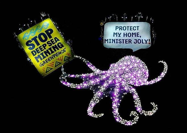 그린피스 캐나다 활동가들이 심해 채굴 문제를 알리기 위해 오타와 메이플 아일랜드에 1000개 이상의 LED 조명으로 제작된 14×9m 규모 문어 설치물을 설치했다. ⓒ그린피스 제공