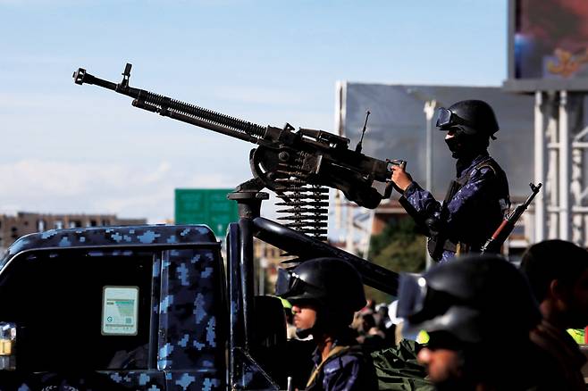 3월27일 예멘 사나에서 열린 이란과의 연대 집회에서 후티 군인들이 기관총이 설치된 픽업트럭에서 경계를 서고 있다. ⓒEPA 연합