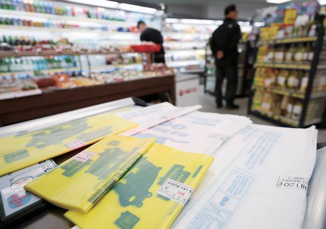 중동 상황에 따른 나프타 수급 문제로 종량제 봉투 생산이 차질을 빚고 있다. 사진은 3월24일 서울 시내 한 마트에서 판매 중인 쓰레기봉투 ⓒ연합뉴스