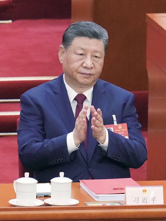 시진핑 중국 국가주석이 3월12일 베이징에서 열린 전국인민대표대회 개회식에서 박수를 치고 있다. ⓒ교토연합