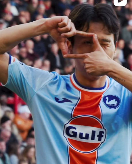 엄지성이 4일(한국시간) 영국 셰필드의 브라몰 레인서 벌어진 셰필드 유나이티드와 원정경기서&nbsp;후반 37분 골을 터트린 뒤 세리머니를 하고 있다. 사진출처│스완지 시티 SNS