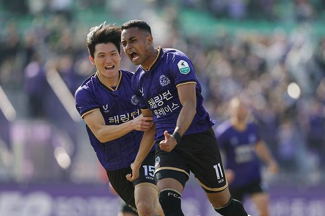 안양 아일톤(오른쪽)이 5일 안양종합운동장에서 열린 서울과 홈경기서 0-1로 뒤진 후반 33분 동점골을 터트린 뒤 박정훈과 기뻐하고 있다. 사진제공│한국프로축구연맹