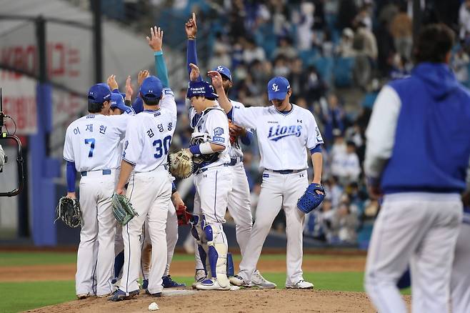 타선의 힘을 되찾아 가고 있는 삼성 선수들이 승리 세리머니를 하고 있다. 삼성 라이온즈 제공