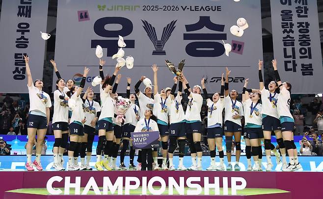 5일 서울 장충체육관에서 열린 챔피언결정전 한국도로공사 대 GS칼텍스 3차전 경기에서 우승을 차지한 GS칼텍스 선수들이 기뻐하고 있다. 연합뉴스