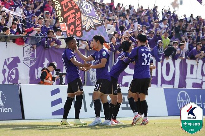 ▲ 5일 안양종합운동장에서 FC안양과 FC서울의 프로축구 K리그1 6라운드가 열렸다. 연고지 더비로 얽힌 두 팀은 한 골씩 주고받으며 1대1 무승부로 끝냈다. ⓒ 한국프로축구연맹