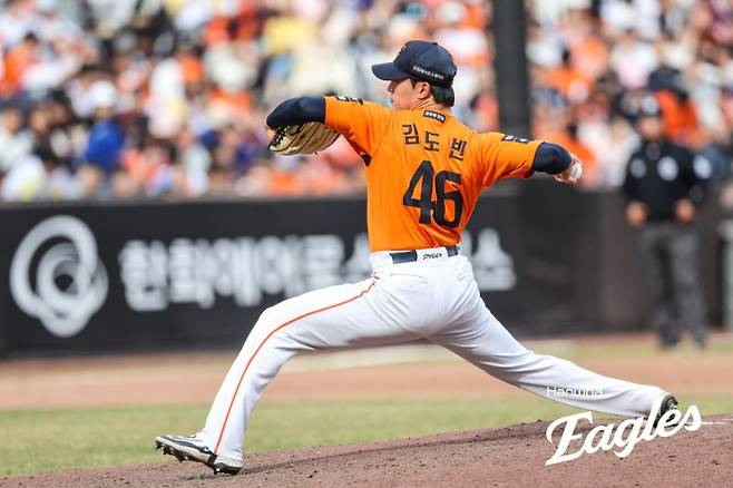 ▲ 투구 내용이 좋지 않았던 김도빈은 결국 헤드샷 퇴장이라는 최악의 결말을 맞이했다 ⓒ한화이글스