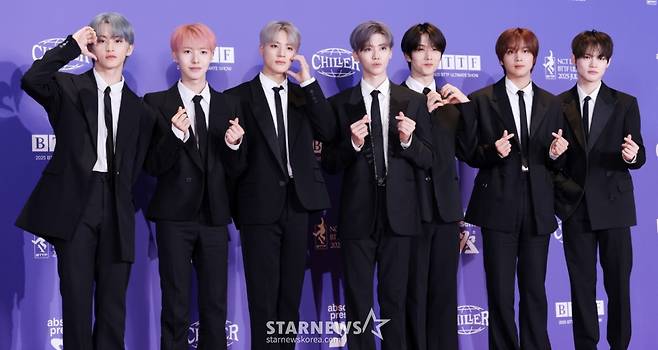 그룹 엔시티 드림(NCT DREAM)이 14일 오전 서울 송파구 롯데시네마 월드타워에서 열린 정규 5집 'Go Back To The Future(고 백 투 더 퓨처)' 발매 기념 포토월에서 포즈를 취하고 있다. /2025.07.14 /사진=김휘선 hwijpg@