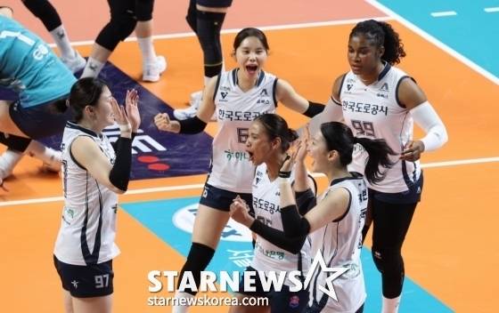 한국도로공사 선수들이 득점 후 환호하고 있다. /사진=김진경 대기자