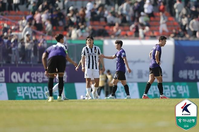 1-1 무승부를 거둔 FC서울과 FC안양 선수들이 아쉬워하고 있다. /사진=한국프로축구연맹 제공