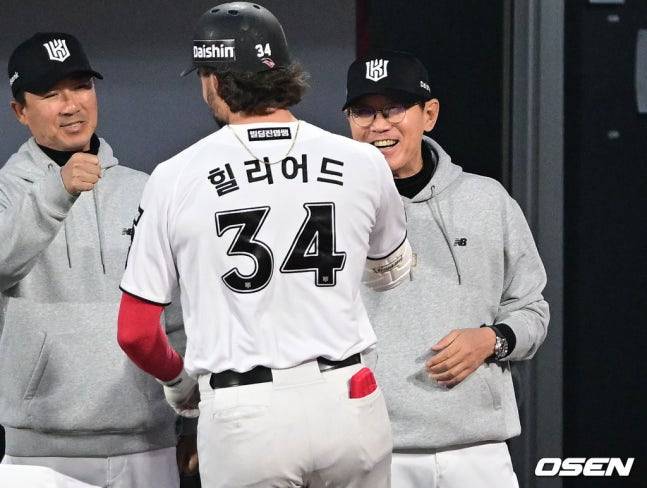 KT 이강철(맨 오른쪽) 감독.