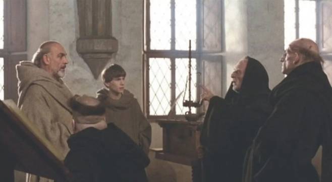 영화 속 교회는 존재 이유가 불명확하다. 지금 국가의 모습을 상징하는 듯하다.[사진｜더스쿠프 포토]